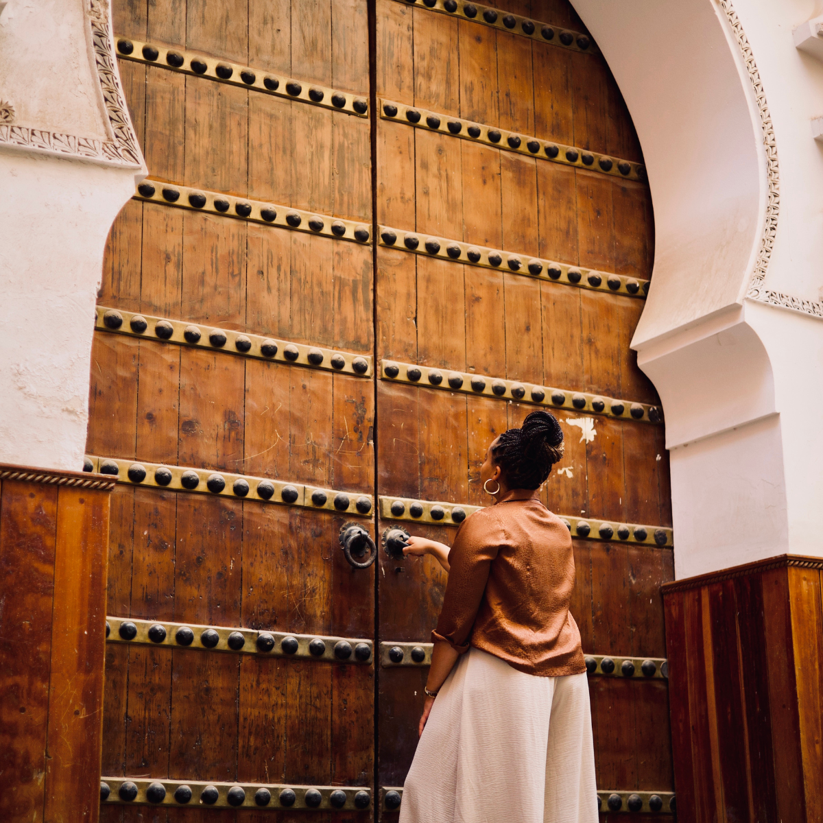 Joy Pulls Large Wooden Door