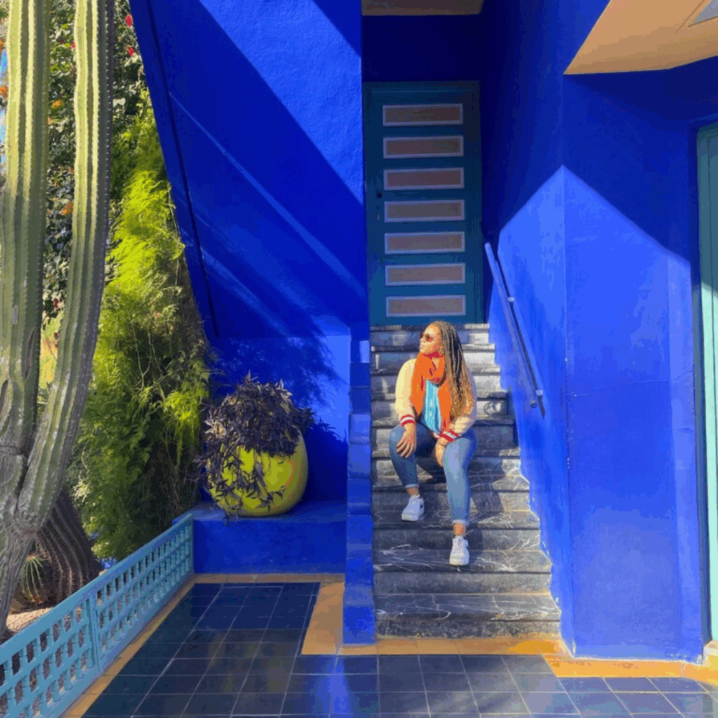 Joy poses on steps in Le Jardin Marjorelle